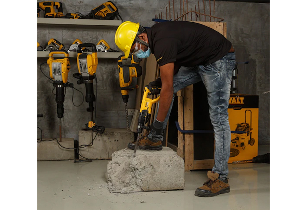 Απεικονίζεται άτομο να κάνει διάτρηση με το εργαλείο.